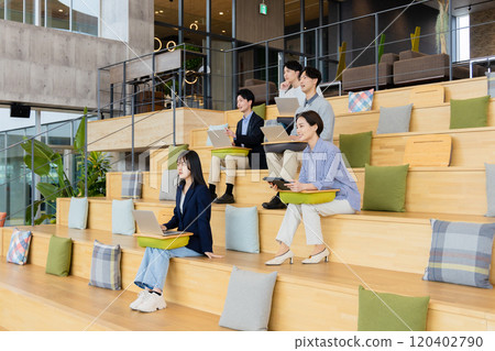 在時尚設計師辦公室工作的男男女女,分層樓梯 在時尚設計師辦公室工作的男男女女,分層樓梯 120402790