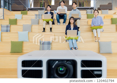 在時尚設計師辦公室工作的男男女女,分層樓梯 在時尚設計師辦公室工作的男男女女,分層樓梯 120402794