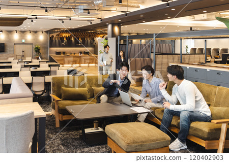 在設計師辦公室工作的商人 120402903