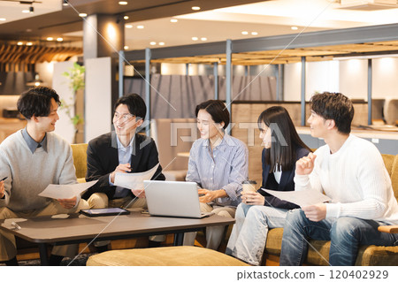 在設計師辦公室工作的人 在設計師辦公室工作的人 120402929
