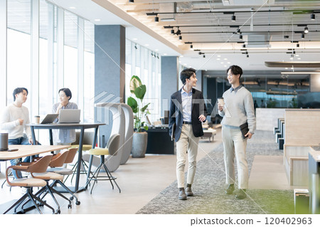 在設計師辦公室工作的人 在設計師辦公室工作的人 120402963
