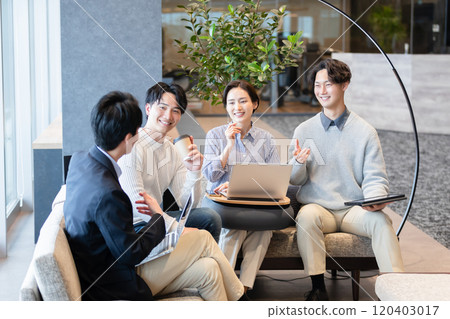 在設計師辦公室工作的人 120403017