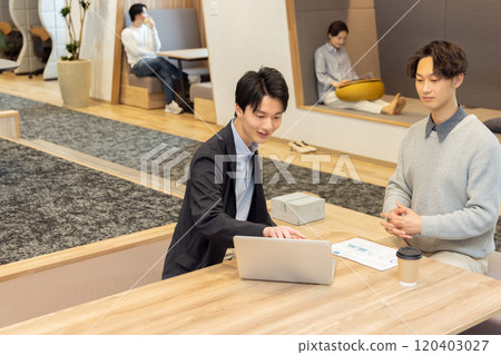 在設計師辦公室工作的人 120403027