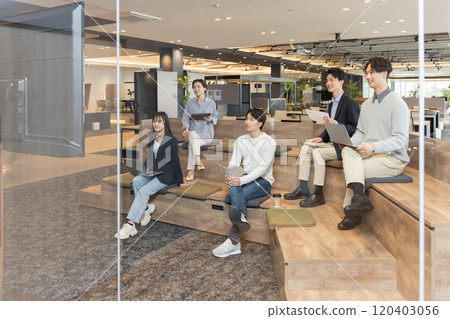 透過玻璃，在時尚設計師的辦公室、分層樓梯工作的人們 120403056
