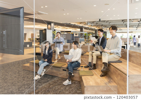 透過玻璃,在時尚設計師的辦公室、分層樓梯工作的人們 透過玻璃,在時尚設計師的辦公室、分層樓梯工作的人們 120403057