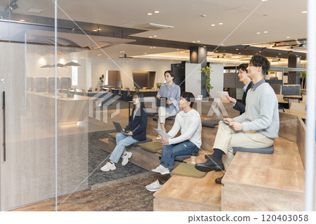透過玻璃，在時尚設計師的辦公室、分層樓梯工作的人們 120403058