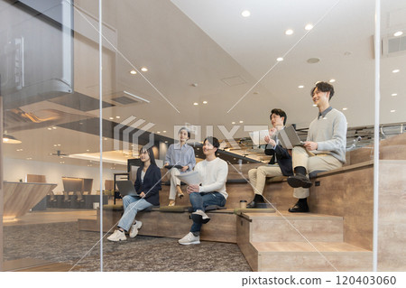 透過玻璃，在時尚設計師的辦公室、分層樓梯工作的人們 120403060