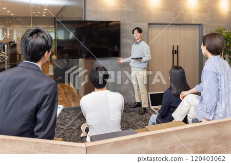 在時尚設計師辦公室 Hinadan 樓梯工作的人們 在時尚設計師辦公室 Hinadan 樓梯工作的人們 120403062