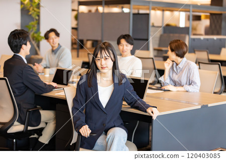 在時尚設計師辦公室工作的人們 120403085