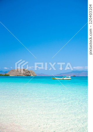 Spectacular view of Pink Beach in Komodo National Park, Indonesia 120403104
