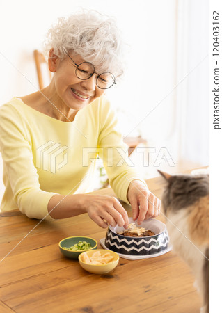 準備貓糧的高級婦女 準備貓糧的高級婦女 120403162