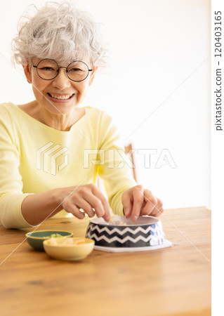 準備寵物食品的高級婦女 120403165