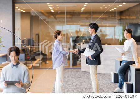 在時尚設計師辦公室工作的人們 120403197