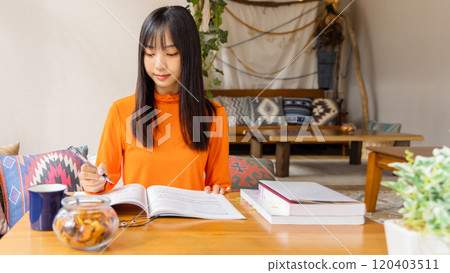 為資格學習的年輕女子 120403511