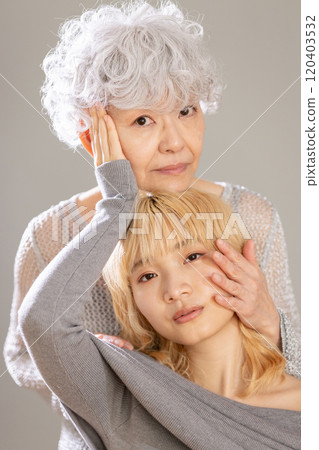 美麗形象金髮高級父母和孩子 120403532