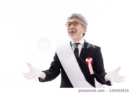 白髮競選候選人在街頭演講 120403616