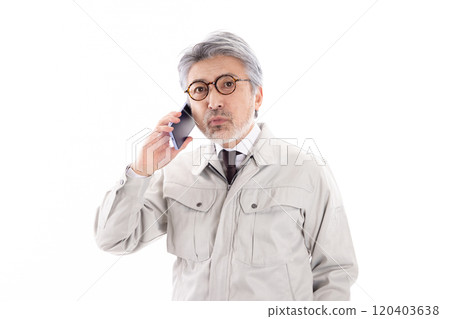 穿著工作服的男人使用智慧型手機 120403638