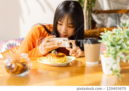 拍攝光榮照片的年輕女子 120403670