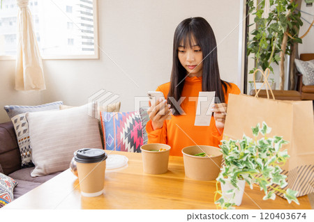 便當送貨/送貨上門午餐時間年輕女性 便當送貨/送貨上門午餐時間年輕女性 120403674