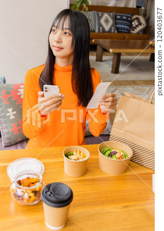 便當送貨/送貨上門午餐時間年輕女性 便當送貨/送貨上門午餐時間年輕女性 120403677