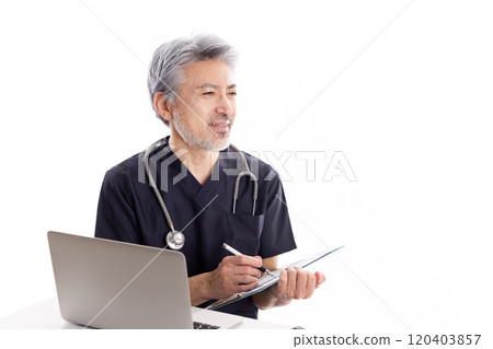 穿著手術服接受訪問的醫生 120403857