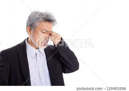 眼睛疲勞陰性灰髮男子 120403896