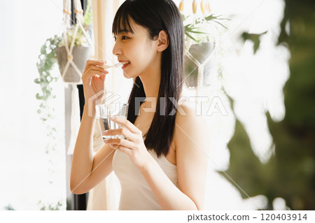 Young woman brushing her teeth whitening dressing 120403914