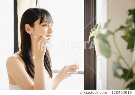 Young woman brushing her teeth whitening dressing 120403916