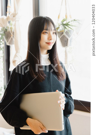 有膝上型計算機的一位小姐 有膝上型計算機的一位小姐 120404033