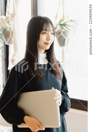 有膝上型計算機的一位小姐 有膝上型計算機的一位小姐 120404034
