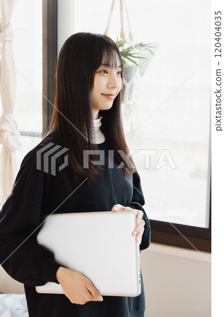 有膝上型計算機的一位小姐 有膝上型計算機的一位小姐 120404035