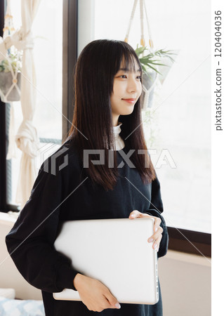 有膝上型計算機的一位小姐 有膝上型計算機的一位小姐 120404036