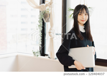有膝上型計算機的一位小姐 有膝上型計算機的一位小姐 120404037