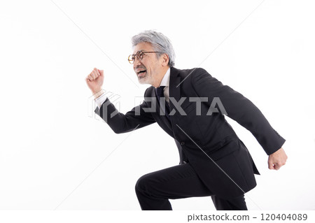 一位白髮商人站在逆風中 120404089