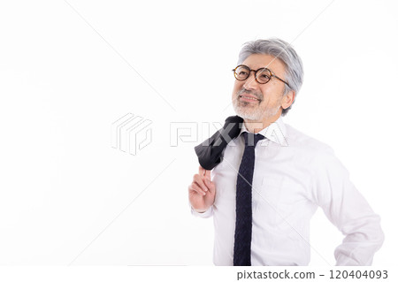 肩上扛著西裝外套的白髮商人 120404093
