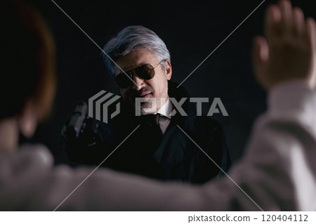 Detective who chased down the criminal Detective who chased down the criminal 120404112