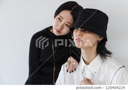 Fashionable fashion men and women leaning against each other 120404224