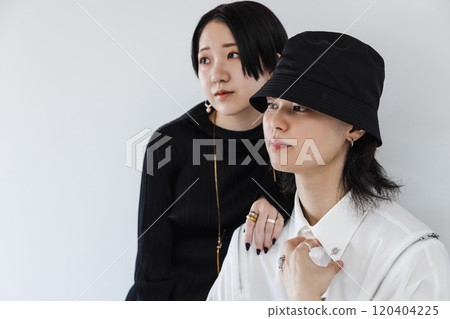 時尚男女靠在一起 時尚男女靠在一起 120404225