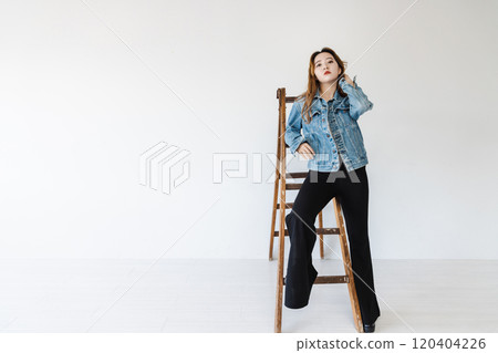 一個靠在活梯上的古怪女人棕色頭髮喇叭褲 120404226