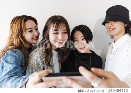 一群男人和女人拍照 120404313