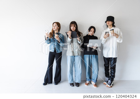 使用智能手機、筆記本電腦、平板電腦（小工具）的 Z 世代男女 120404324