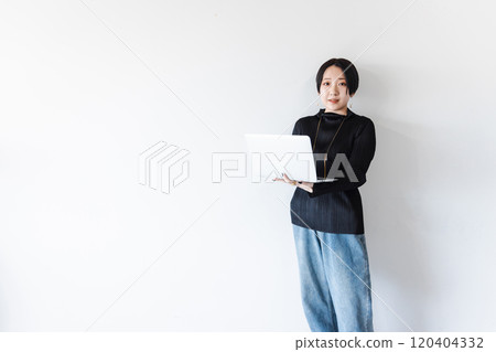 Woman using a laptop 120404332