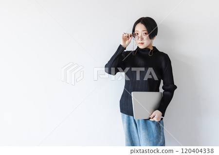 有筆記型電腦的女人 有筆記型電腦的女人 120404338