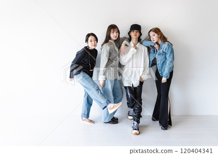 疊肩Z世代男女群體 120404341