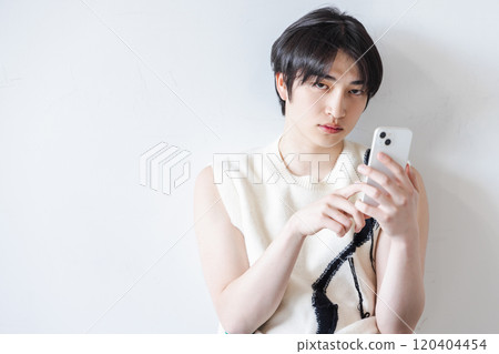 一個穿著奇怪衣服的男人使用智能手機 一個穿著奇怪衣服的男人使用智能手機 120404454