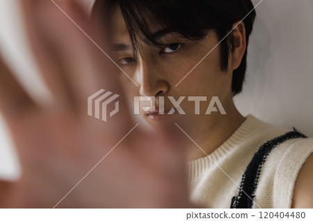 一個年輕人試圖從他的手指間清空●● 一個年輕人試圖從他的手指間清空●● 120404480