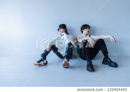 坐在白色地板上的時尚男士 120404493