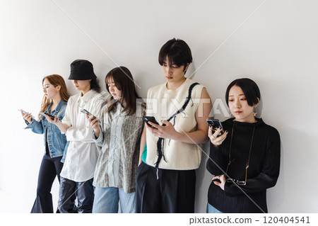 使用智能手機的 Z 世代男女 120404541