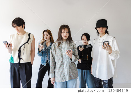 使用智能手機的 Z 世代男女 120404549