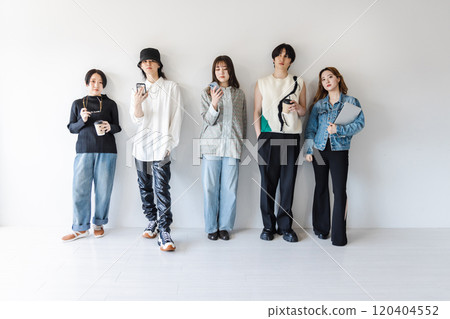 使用智能手機的 Z 世代男女 120404552